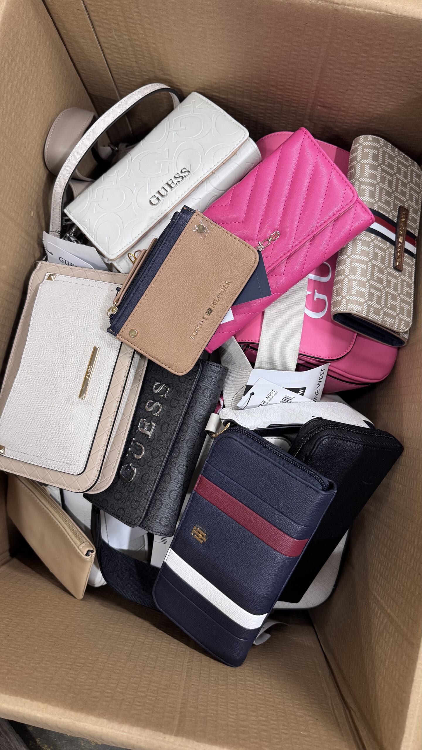 ON THE BOX – Mix Carteras y Monederos Dama (16 piezas)